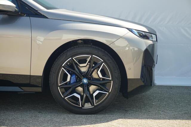 BMW iX xDrive40 Sport Pakket | Luchtvering / Soft-Close / Panoramadak / Comfort Stoelen / Head-up / Laserlight / Harman Kardon