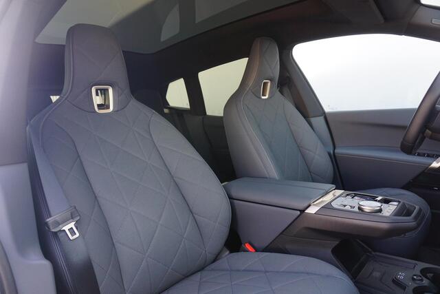 BMW iX xDrive40 Sport Pakket | Luchtvering / Soft-Close / Panoramadak / Comfort Stoelen / Head-up / Laserlight / Harman Kardon