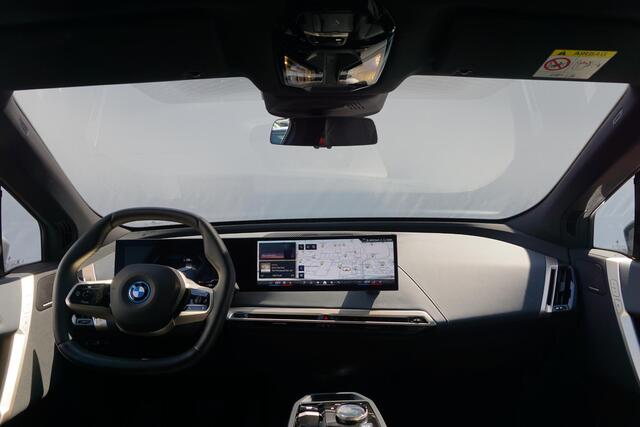 BMW iX xDrive40 Sport Pakket | Luchtvering / Soft-Close / Panoramadak / Comfort Stoelen / Head-up / Laserlight / Harman Kardon