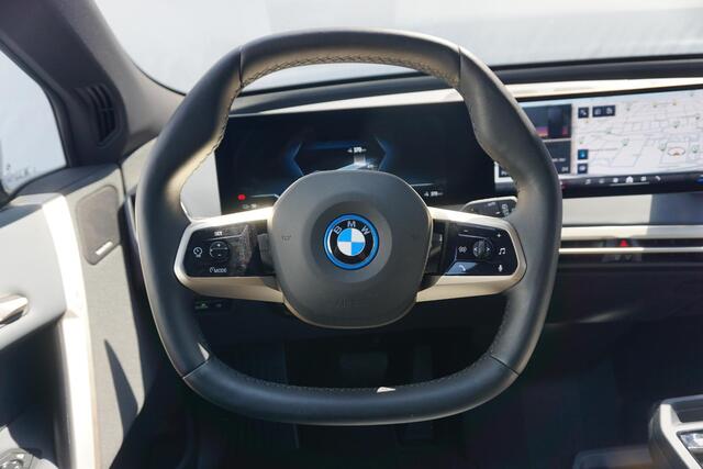 BMW iX xDrive40 Sport Pakket | Luchtvering / Soft-Close / Panoramadak / Comfort Stoelen / Head-up / Laserlight / Harman Kardon