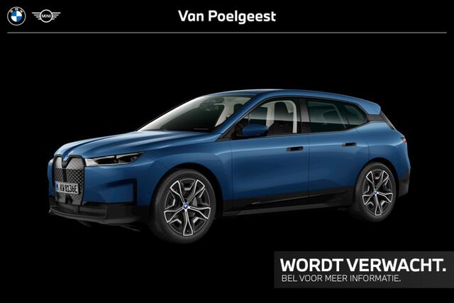 BMW iX xDrive40 22 Inch / Comfort Acces / Electrische Zwenkhaak / Getinte Ramen Achter / Warmte Comfort Pakket / Driving Prof / Harman Kardon / Parking Plus / 4 Zone Airco