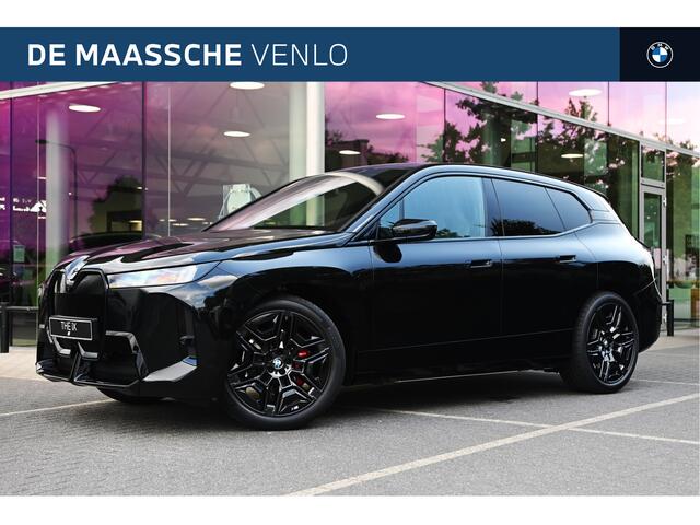 BMW iX xDrive45 M Sport / Panoramadak Sky Lounge / Trekhaak / Parking Assistant Professional / Soft-Close / M Multifunctionele Stoelen / Active Steering