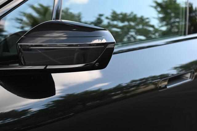 BMW iX xDrive45 M Sport / Panoramadak Sky Lounge / Trekhaak / Parking Assistant Professional / Soft-Close / M Multifunctionele Stoelen / Active Steering