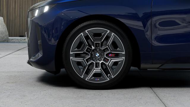 BMW iX xDrive45 M Sport / Panoramadak / Trekhaak / Soft-Close / Stoelventilatie / Parking Assistant Professional / Adaptieve LED / Comfort Access / Harman Kardon