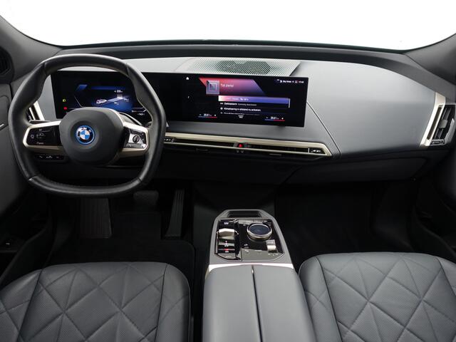 BMW iX xDrive40 M Sport Plus 77 kWh- Stoelmassage, Harman Kardon, 360 Camera, Head Up, Memory Seats, Sfeerverlichting