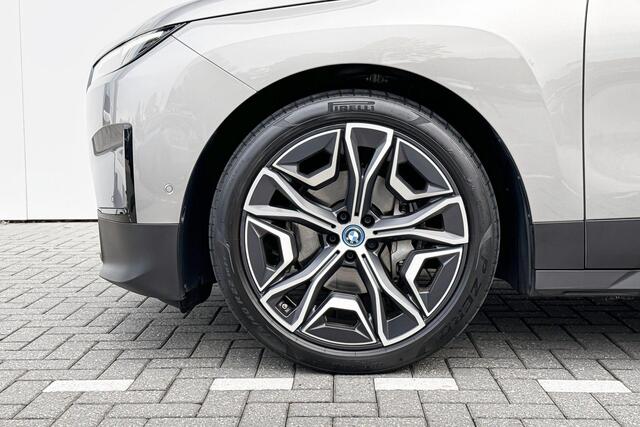 BMW iX xDrive50 Trekhaak | Panoramadak | Integral Active Steering