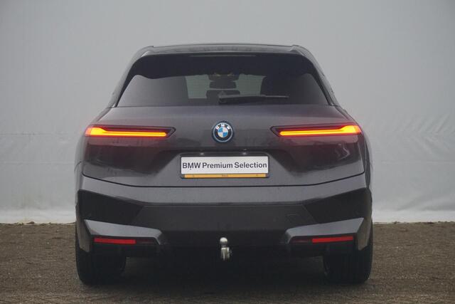 BMW iX xDrive40 High Executive Sportpakket 22'' / Panoramadak / Trekhaak / Harman Kardon / Stuurwiel verwarmd