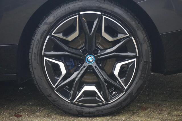 BMW iX xDrive40 High Executive Sportpakket 22'' / Panoramadak / Trekhaak / Harman Kardon / Stuurwiel verwarmd