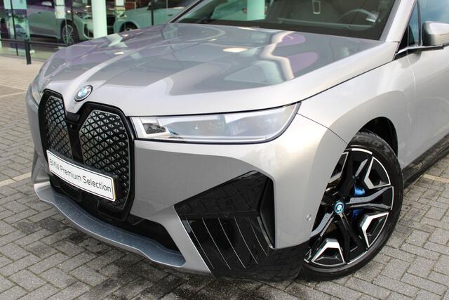 BMW iX xDrive50 Executive / Sportpakket / Panoramadak Sky Lounge / Trekhaak / Laserlight / Active Steering / Soft-Close / Parking Assistant Plus