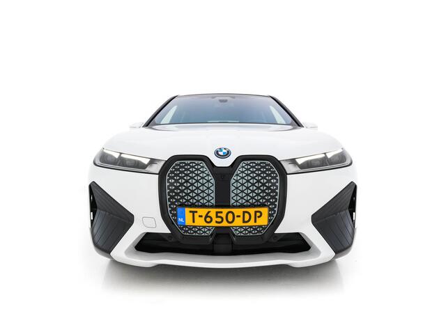 BMW iX xDrive40 High Executive 77 kWh {SOH-100%} *PANO | HEAD-UP | LUXURY-LEATHER | FULL-LED | SOFT-CLOSE | BLIND-SPOT | HARMAN/KARDON | MEMORY-PACK | HEATED/VENTILATED-COMFORTSEATS | TOP-VIEW | WIDESCREEN-DIGICOCKPIT | DAB+ | KEYLESS | AMB