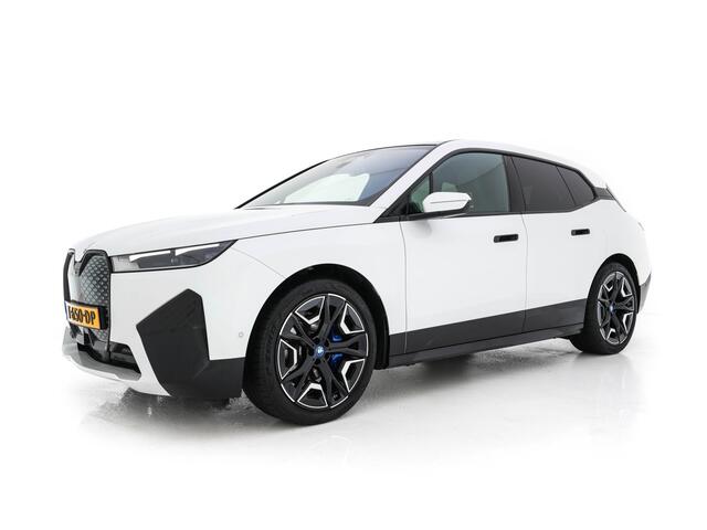 BMW iX xDrive40 High Executive 77 kWh {SOH-100%} *PANO | HEAD-UP | LUXURY-LEATHER | FULL-LED | SOFT-CLOSE | BLIND-SPOT | HARMAN/KARDON | MEMORY-PACK | HEATED/VENTILATED-COMFORTSEATS | TOP-VIEW | WIDESCREEN-DIGICOCKPIT | DAB+ | KEYLESS | AMB