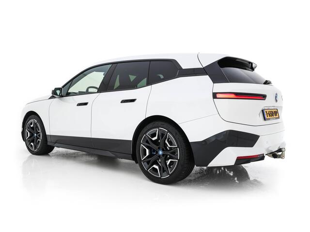 BMW iX xDrive40 High Executive 77 kWh {SOH-100%} *PANO | HEAD-UP | LUXURY-LEATHER | FULL-LED | SOFT-CLOSE | BLIND-SPOT | HARMAN/KARDON | MEMORY-PACK | HEATED/VENTILATED-COMFORTSEATS | TOP-VIEW | WIDESCREEN-DIGICOCKPIT | DAB+ | KEYLESS | AMB