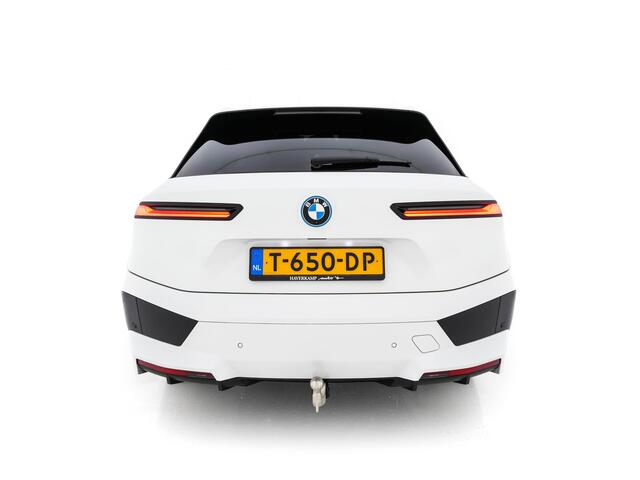 BMW iX xDrive40 High Executive 77 kWh {SOH-100%} *PANO | HEAD-UP | LUXURY-LEATHER | FULL-LED | SOFT-CLOSE | BLIND-SPOT | HARMAN/KARDON | MEMORY-PACK | HEATED/VENTILATED-COMFORTSEATS | TOP-VIEW | WIDESCREEN-DIGICOCKPIT | DAB+ | KEYLESS | AMB