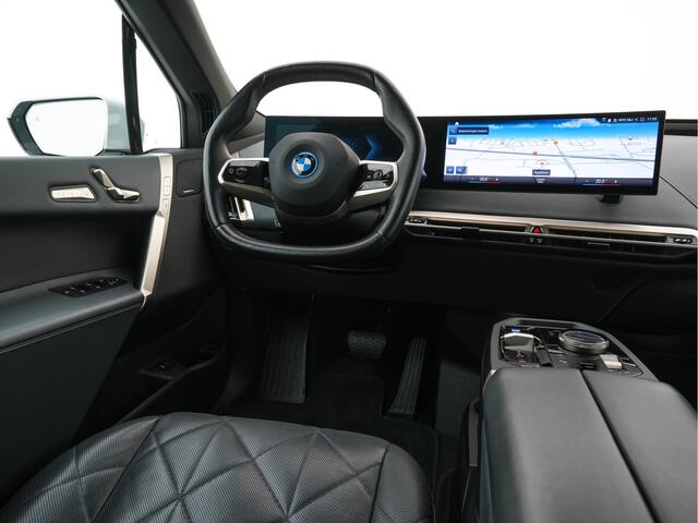 BMW iX xDrive40 High Executive 77 kWh {SOH-100%} *PANO | HEAD-UP | LUXURY-LEATHER | FULL-LED | SOFT-CLOSE | BLIND-SPOT | HARMAN/KARDON | MEMORY-PACK | HEATED/VENTILATED-COMFORTSEATS | TOP-VIEW | WIDESCREEN-DIGICOCKPIT | DAB+ | KEYLESS | AMB