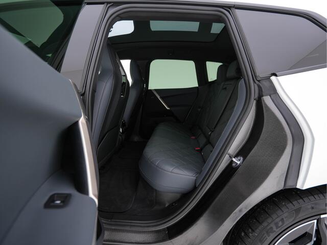 BMW iX xDrive40 High Executive 77 kWh {SOH-100%} *PANO | HEAD-UP | LUXURY-LEATHER | FULL-LED | SOFT-CLOSE | BLIND-SPOT | HARMAN/KARDON | MEMORY-PACK | HEATED/VENTILATED-COMFORTSEATS | TOP-VIEW | WIDESCREEN-DIGICOCKPIT | DAB+ | KEYLESS | AMB