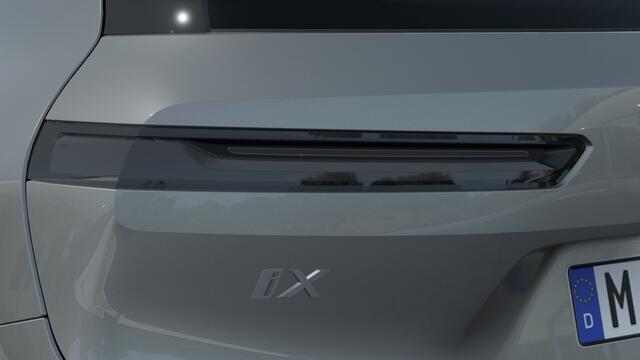 BMW iX xDrive45 M Sport / Panoramadak Sky Lounge / Trekhaak / M Multifunctionele Stoelen / Soft-Close / Parking Assistant Professional / Active Steering