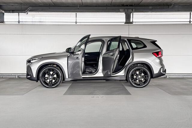 BMW iX1 eDrive20 Essential Edition 67 kWh | Interieurcamera