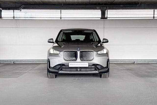 BMW iX1 eDrive20 Essential Edition 67 kWh | Interieurcamera