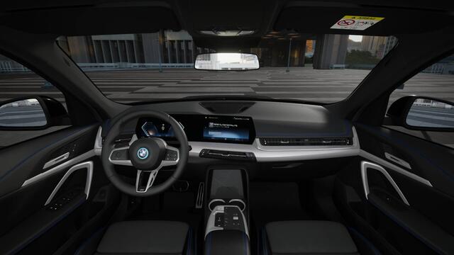 BMW iX1 eDrive20 M Sport / Sportstoelen / M Adaptief onderstel / Parking Assistant / Stoelverwarming