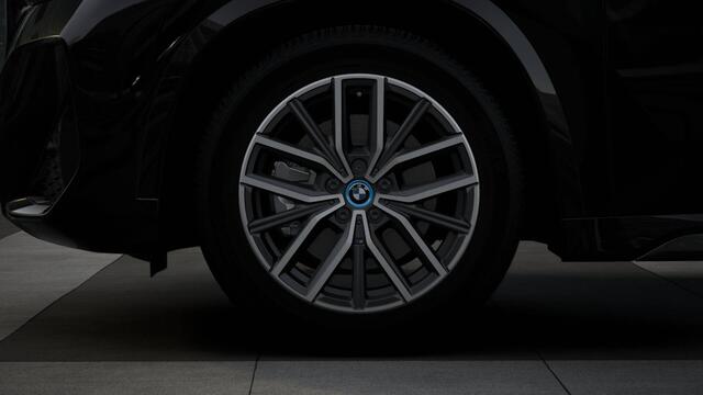 BMW iX1 eDrive20 M Sport / Sportstoelen / M Adaptief onderstel / Parking Assistant / Stoelverwarming