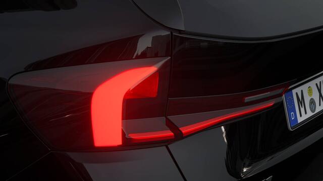 BMW iX1 eDrive20 M Sport / Sportstoelen / M Adaptief onderstel / Parking Assistant / Stoelverwarming