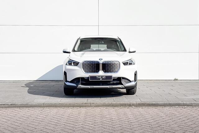 BMW iX1 eDrive20 Premium Pack | Travel Pack | Panoramadak