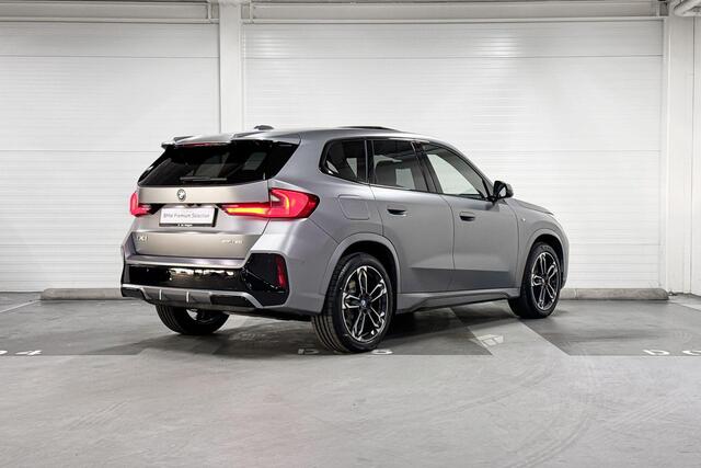 BMW iX1 eDrive20 | M-Sport Pro | Travel Pack | Premium Pack | Comfort Pack | Driving Assistant | Harman/Kardon | Panoramadak | Comfort Access