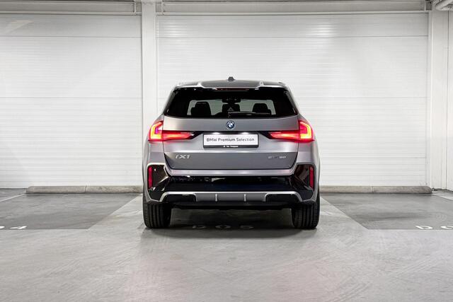 BMW iX1 eDrive20 | M-Sport Pro | Travel Pack | Premium Pack | Comfort Pack | Driving Assistant | Harman/Kardon | Panoramadak | Comfort Access