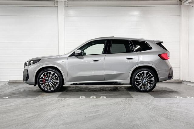 BMW iX1 eDrive20 | M-Sport Pro | Travel Pack | Premium Pack | Comfort Pack | Driving Assistant | Harman/Kardon | Panoramadak | Comfort Access