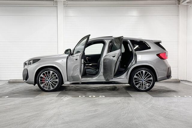 BMW iX1 eDrive20 | M-Sport Pro | Travel Pack | Premium Pack | Comfort Pack | Driving Assistant | Harman/Kardon | Panoramadak | Comfort Access