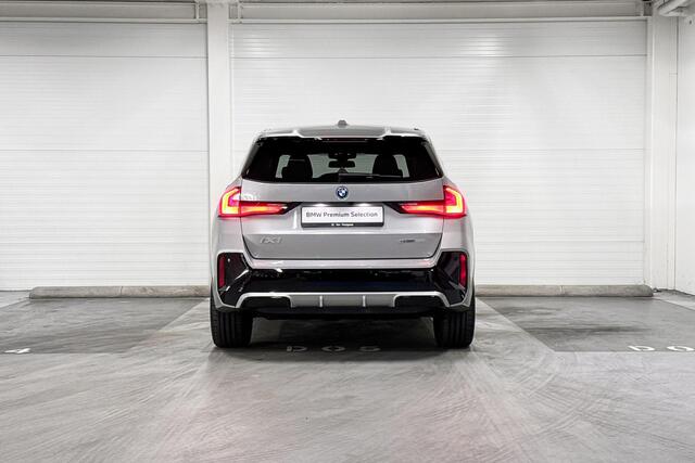 BMW iX1 eDrive20 | M-Sport Pro | Travel Pack | Premium Pack | Comfort Pack | Driving Assistant | Harman/Kardon | Panoramadak | Comfort Access