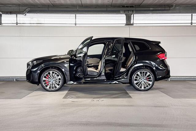 BMW iX1 eDrive20 67 kWh | M Sportpakket Pro | Trekhaak met elektrisch wegklapbare kogel