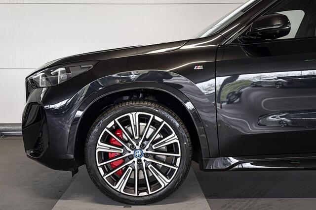 BMW iX1 eDrive20 67 kWh | M Sportpakket Pro | Trekhaak met elektrisch wegklapbare kogel