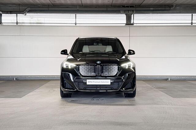 BMW iX1 eDrive20 67 kWh | M Sportpakket Pro | Trekhaak met elektrisch wegklapbare kogel