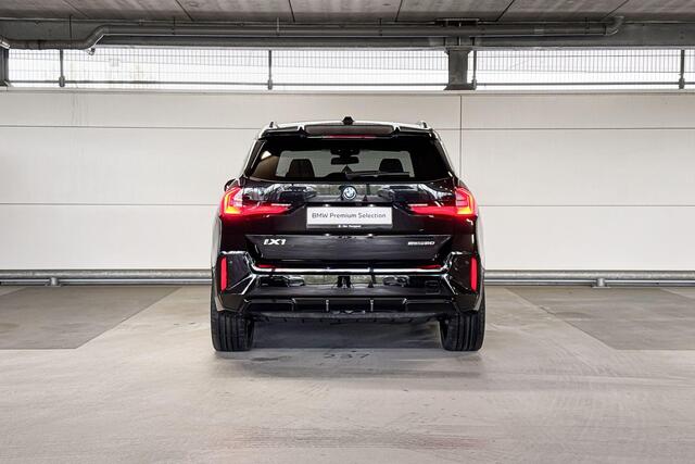 BMW iX1 eDrive20 67 kWh | M Sportpakket Pro | Trekhaak met elektrisch wegklapbare kogel
