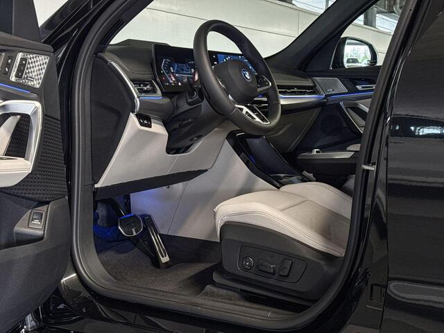 BMW iX1 eDrive20 67 kWh | M Sportpakket Pro | Trekhaak met elektrisch wegklapbare kogel