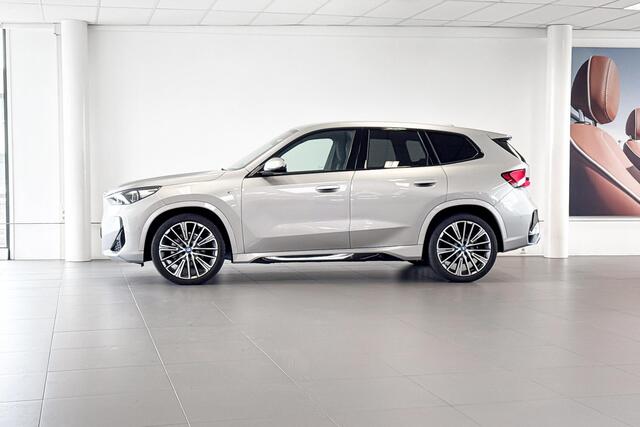 BMW iX1 eDrive20 67 kWh | M Sport | Harman Kardon | Comfort Access | Achteruitrijcamera |