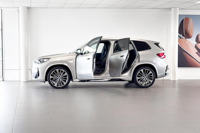 BMW iX1 eDrive20 67 kWh | M Sport | Harman Kardon | Comfort Access | Achteruitrijcamera |