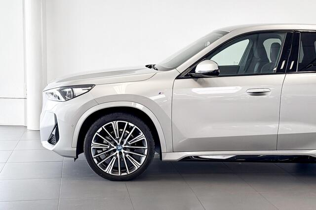 BMW iX1 eDrive20 67 kWh | M Sport | Harman Kardon | Comfort Access | Achteruitrijcamera |