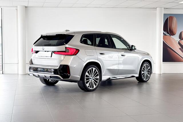BMW iX1 eDrive20 67 kWh | M Sport | Harman Kardon | Comfort Access | Achteruitrijcamera |