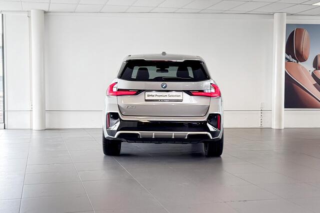 BMW iX1 eDrive20 67 kWh | M Sport | Harman Kardon | Comfort Access | Achteruitrijcamera |