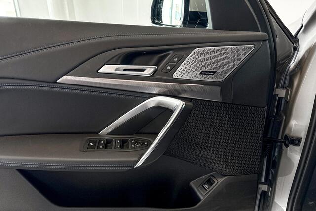 BMW iX1 eDrive20 67 kWh | M Sport | Harman Kardon | Comfort Access | Achteruitrijcamera |