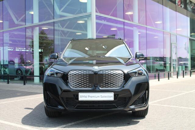 BMW iX1 eDrive20 High Executive M Sport Automaat / Panoramadak / Trekhaak / Sportstoelen / Comfort Access / Stoelverwarming / Adaptieve LED / Parking Assistant Plus / Head-Up / Harman Kardon