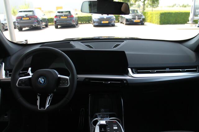 BMW iX1 eDrive20 High Executive M Sport Automaat / Panoramadak / Trekhaak / Sportstoelen / Comfort Access / Stoelverwarming / Adaptieve LED / Parking Assistant Plus / Head-Up / Harman Kardon