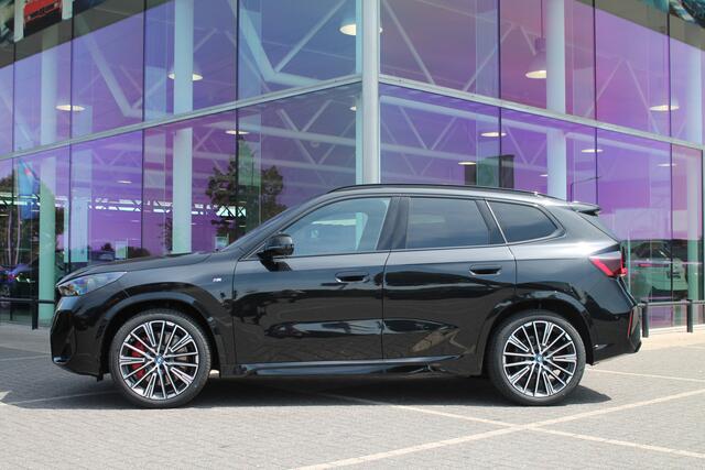 BMW iX1 eDrive20 High Executive M Sport Automaat / Panoramadak / Trekhaak / Sportstoelen / Comfort Access / Stoelverwarming / Adaptieve LED / Parking Assistant Plus / Head-Up / Harman Kardon