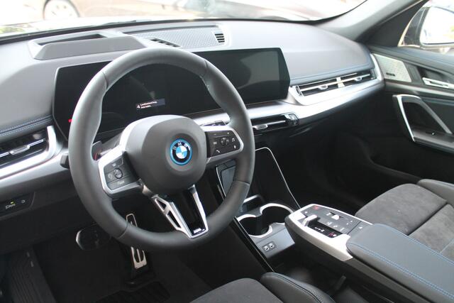 BMW iX1 eDrive20 High Executive M Sport Automaat / Panoramadak / Trekhaak / Sportstoelen / Comfort Access / Stoelverwarming / Adaptieve LED / Parking Assistant Plus / Head-Up / Harman Kardon