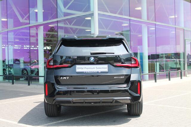 BMW iX1 eDrive20 High Executive M Sport Automaat / Panoramadak / Trekhaak / Sportstoelen / Comfort Access / Stoelverwarming / Adaptieve LED / Parking Assistant Plus / Head-Up / Harman Kardon