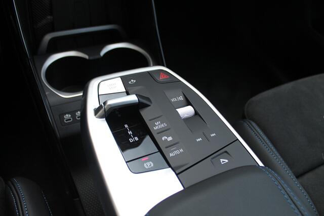 BMW iX1 eDrive20 High Executive M Sport Automaat / Panoramadak / Trekhaak / Sportstoelen / Comfort Access / Stoelverwarming / Adaptieve LED / Parking Assistant Plus / Head-Up / Harman Kardon