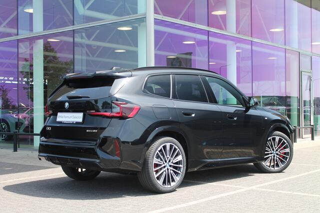 BMW iX1 eDrive20 High Executive M Sport Automaat / Panoramadak / Trekhaak / Sportstoelen / Comfort Access / Stoelverwarming / Adaptieve LED / Parking Assistant Plus / Head-Up / Harman Kardon