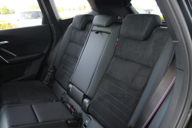 BMW iX1 eDrive20 High Executive M Sport Automaat / Panoramadak / Trekhaak / Sportstoelen / Comfort Access / Stoelverwarming / Adaptieve LED / Parking Assistant Plus / Head-Up / Harman Kardon